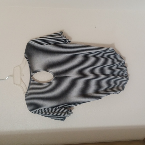 SO Striped small Short Sleeve top Gathers at the waist V Neck peek a boo… - Picture 5 of 8